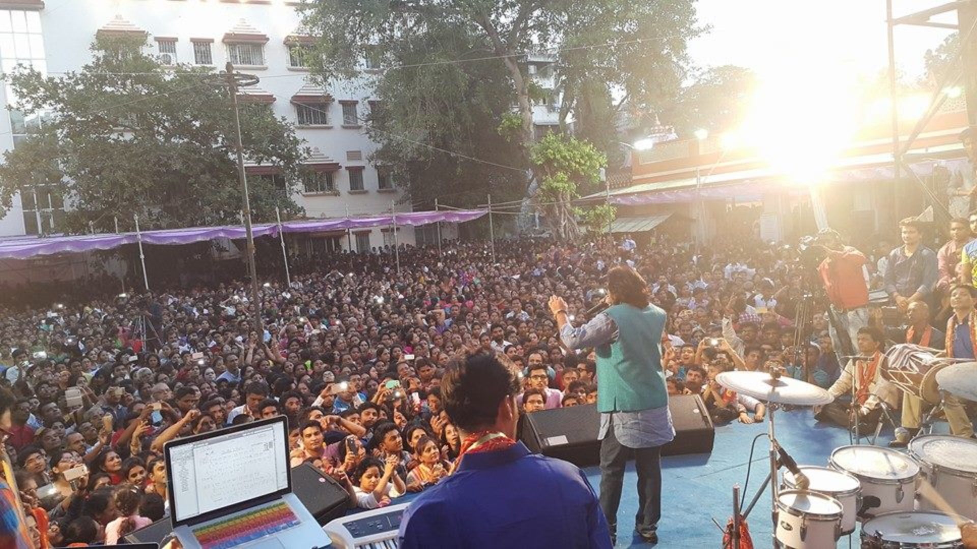 cropped-Home-Page_Crowd-Banner.jpg